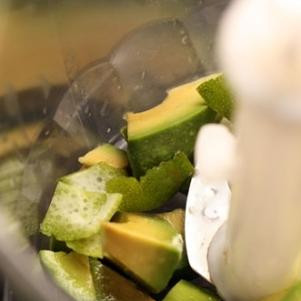 1. Этап. Лосось с соусом из авокадо: В чашу блендера складываем авокадо, йогурт, цедру и сок лайма, немножечко соли.