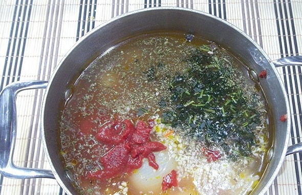 1. Этап. Классический суп Харчо: В конце добавьте мелко нашинкованную кинзу.