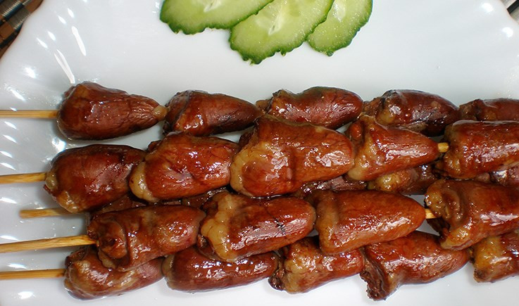 1. Этап. Шашлычки из куриных сердечек на шпажках в духовке: Вот шашлычки из куриных сердечек на шпажках в духовке и готовы. Подаем с зеленью. Приятного аппетита!