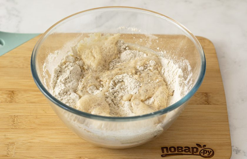 1. Этап. Ржаной хлеб: Добавьте соль, растительное масло и поднявшиеся дрожжи. Перемешайте.