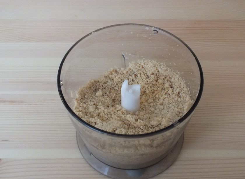 1. Этап. Конфеты Сладкий орешек: Печенье измельчите в мелкую крошку. Если у вас целые орехи, то их измельчите тоже, но не мелко.