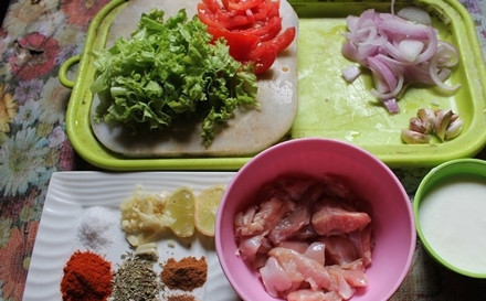 1. Этап. Шаверма дома: 1. Подготовьте все ингредиенты: нарежьте кусочками куриное мясо. Нарежьте тонким полукольцами лук, кусочками томаты, крупно нарежьте листья салата.