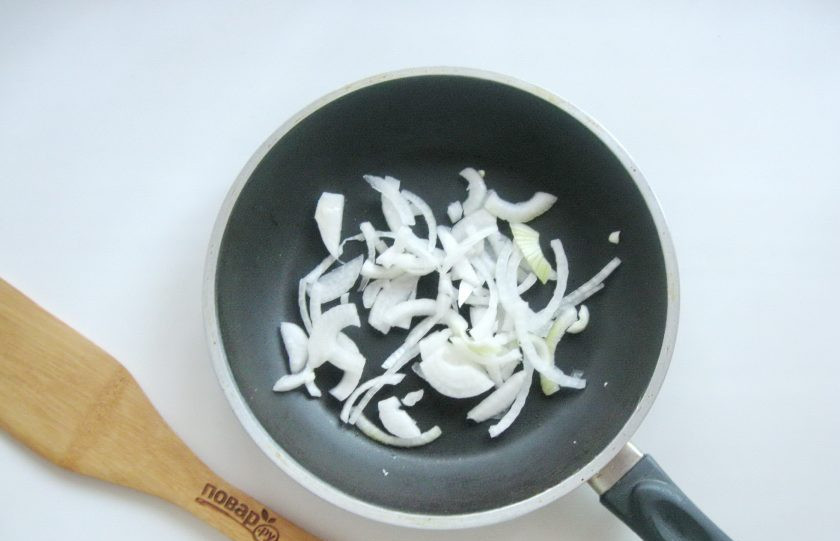 1. Этап. Скумбрия в молоке: Репчатый лук очистите, помойте и нарежьте произвольно. Я нарезала полукольцами.