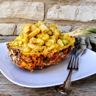 Салат из курицы с ананасом