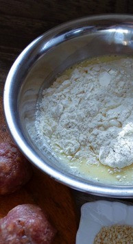 1. Этап. Котлеты в кексе: Взбить яйцо и белок с солью, влить молоко, перемешать. Всыпать смесь муки, тмин, разрыхлитель. Замесить тесто.