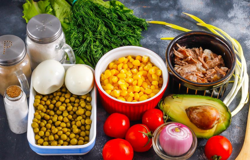 1. Этап. Начинки для мексиканских лепешек: Подготовьте указанные ингредиенты. Куриные яйца отварите заранее и остудите. Мясо говядины отварите или используйте тушенку.