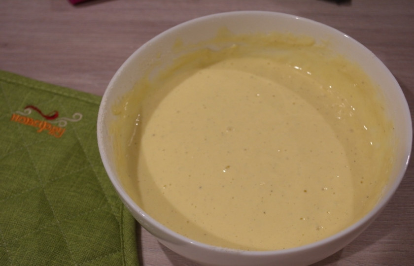 1. Этап. Пирог на сметане с курицей: Теперь просеиваем муку, вводим ее в тесто. Всю массу хорошо вымешиваем. Масса будет жидкой, близкой по консистенции к тесту для оладьев.