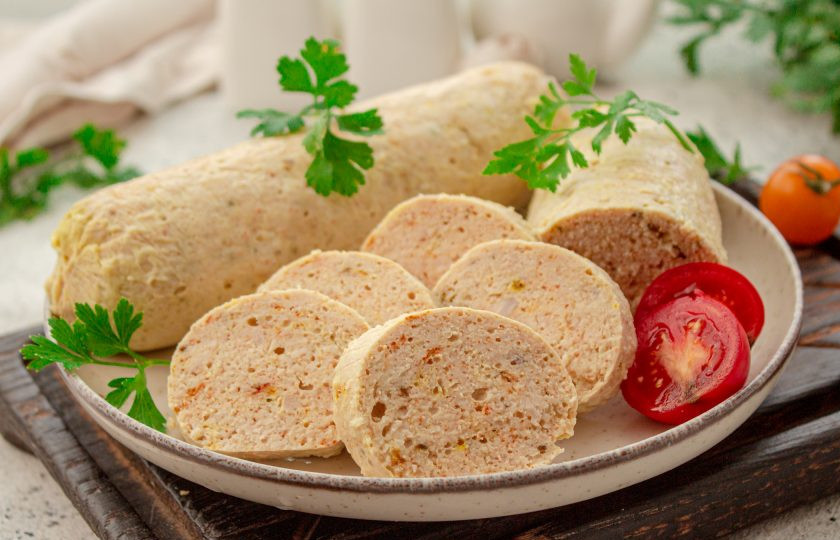 1. Этап. Колбаса куриная домашняя быстрого приготовления: Достаньте колбаски из фольги и пленки, нарежьте на кусочки и подавайте к столу. Приятного аппетита!