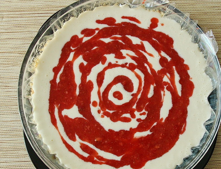 1. Этап. Торт творожный с творожным сыром: Затем влейте растёртую клубнику. А сверху — оставшуюся начинку.