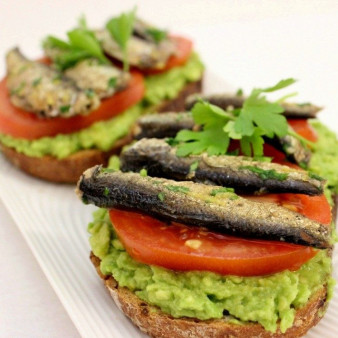 Бутерброды со шпротами и авокадо