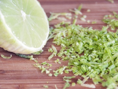 1. Этап. Печенье с лаймом: С помощью мелкой терки снимите цедру с лайма. Из мякоти выдавите сок.