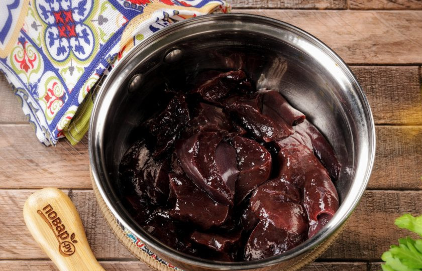 1. Этап. Печеночный паштет из свиной печени: Свиную печень промойте в воде, срежьте пленки и жилы, нарежьте средними кусочками. Переложите в кастрюльку или сотейник.