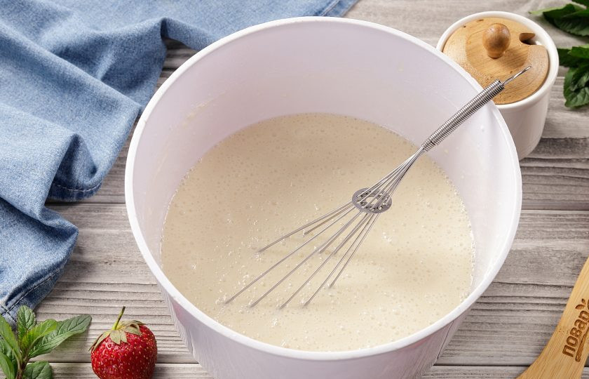 1. Этап. Гонконгские вафли: Перемешайте всё до однородного состояния, чтобы не было комочков. Тесто нельзя долго хранить, используйте его после замеса сразу, для приготовления вафель.