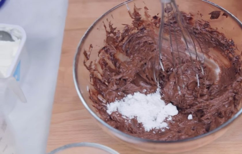 1. Этап. Шоколадный десерт на Хэллоуин: 2. Сливочный сыр взбейте с шоколадной массой и введите по одной столовой ложке сахарную пудру и ванилин. Хорошо перемешайте миксером. Затем добавьте большую часть измельченного Орео.