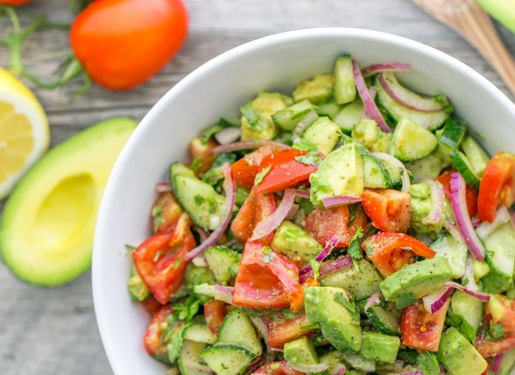 1. Этап. Салат с авокадо: 4. Салат подаю сразу, но, если есть время, то настаиваю его минут 10 в холодильнике перед подачей. Приятного аппетита!