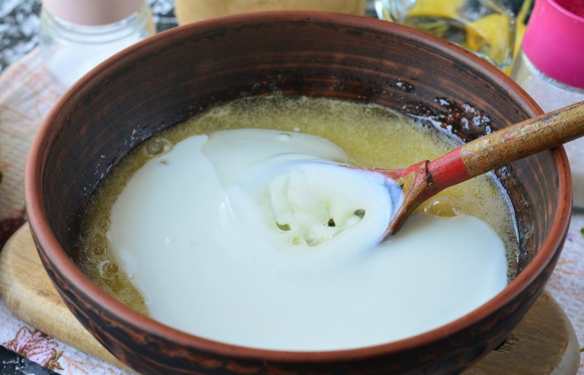 1. Этап. Бананово-грушевый пирог: Влейте кефир и масло, снова перемешайте тесто.