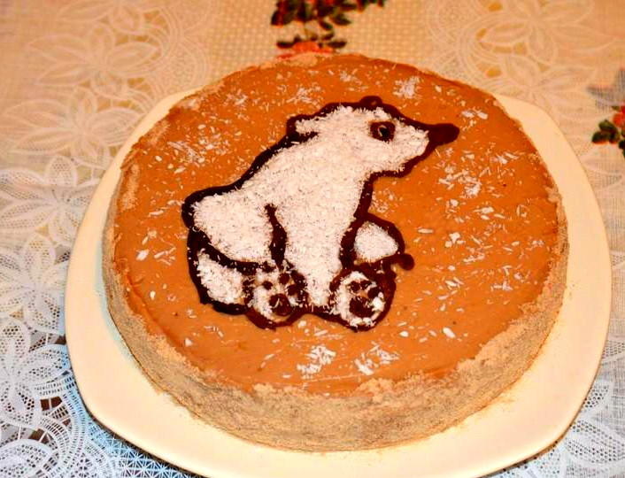 1. Этап. Детский торт с мишкой: На остывшие коржи намазываем белый сметанно-ореховый крем. Верхний корж покрываем коричневым кремом. Кокосовой стружкой высыпаем медвежонка. Трем горький шоколад и посыпаем им по краям, чтобы выделить очертания медведя. Это делать необязательно, контраст будет и так хороший. Края торта посыпаем крошкой из обрезанных и перетертых кусочков коржей либо из молотых орехов. Торт с белым медведем готов. Перед подачей лучше дать ему пропитаться, поставив на пару часов в холодильник. Подавайте с горячим чаем!