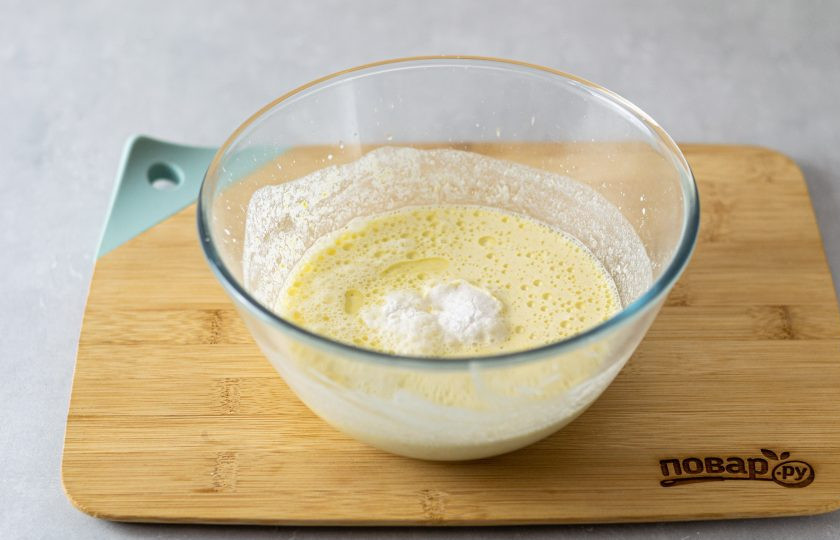 1. Этап. Безглютеновый хлеб в мультиварке: Влейте растительное масло, перемешайте. Добавьте соль, соду и разрыхлитель. Снова измельчите массу блендером.