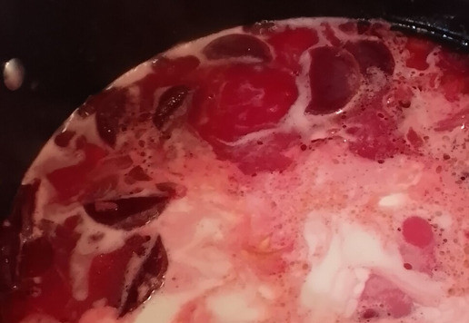 1. Этап. Ризотто в кокосово-свекольном соусе: В казан влить кокосовое молоко, накрыть его крышкой и убрать с огня, поставив желательно в теплое место.