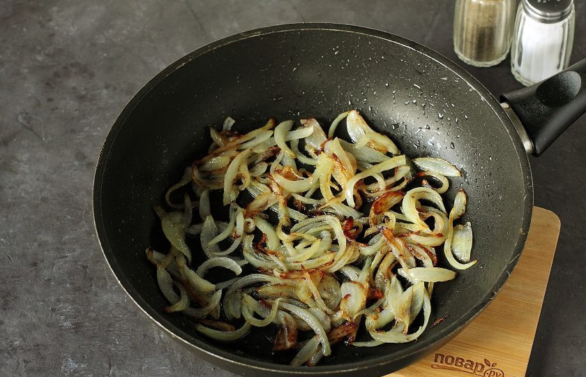 1. Этап. Салат с морковью и солеными огурцами: Лук нарежьте перьями или полукольцами и обжарьте на растительном масле до готовности.