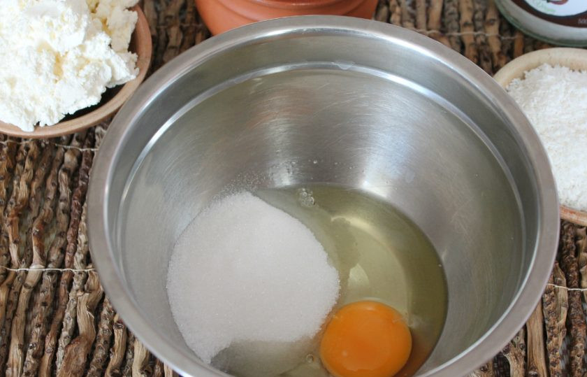1. Этап. Печенье Шарики: В миску отправляем яйцо с сахаром и взбиваем.