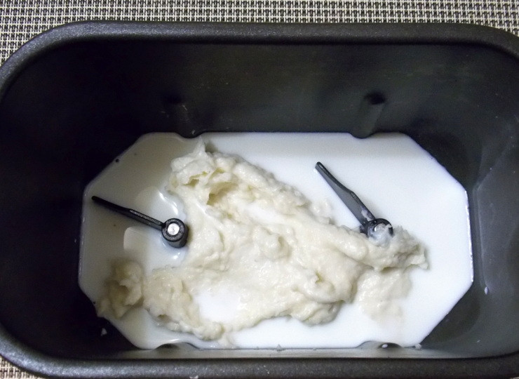 1. Этап. Молочный заварной хлеб: В чашу хлебопечки влейте оставшееся молоко и положите заваренную массу.