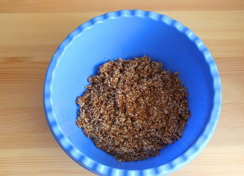 1. Этап. Кунжутное печенье без муки: Полученное тесто поставьте в морозилку на 30 минут.