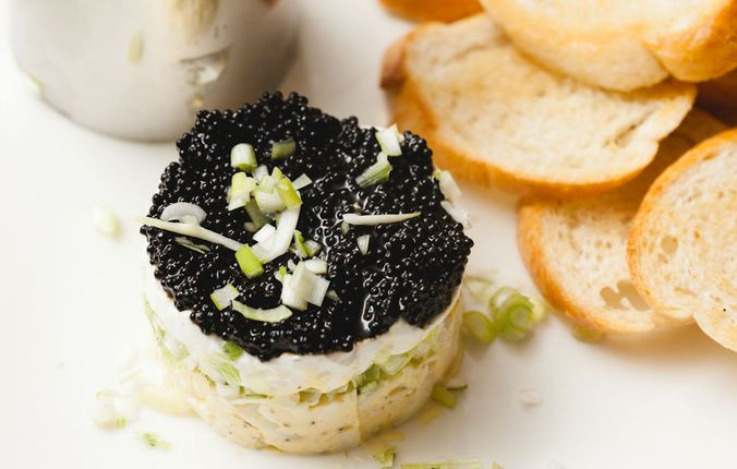 1. Этап. Салат Оливье 1904 года: 3. Перемешаем все ингредиенты с майонезом, солим, если нужно. Выкладываем порциями и сверху украшаем икрой. Салат готов!