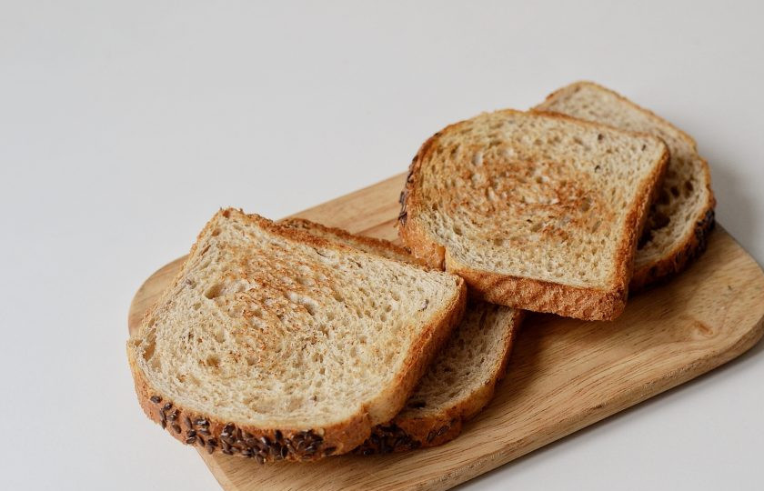 1. Этап. Бутерброды с тофу: Ломтики хлеба подсушите на сухой сковороде.