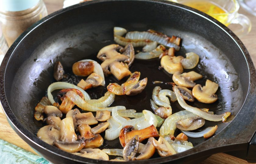 1. Этап. Гречка с грибами и помидорами: Разогрейте масло в сковороде, обжаривайте грибы с луком до золотистого цвета. Обжаривайте 4-5 минут, добавьте чуть соли и перца.