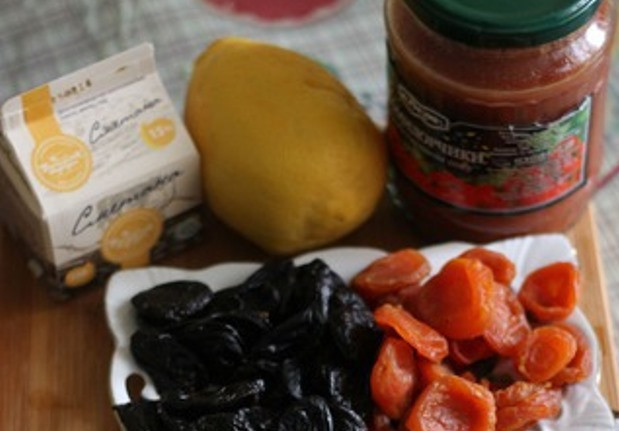 1. Этап. Рагу из баранины в мультиварке: Измельчите мяту, лук и чеснок. Порежьте лимон, чернослив и курагу разрежьте на половинки.