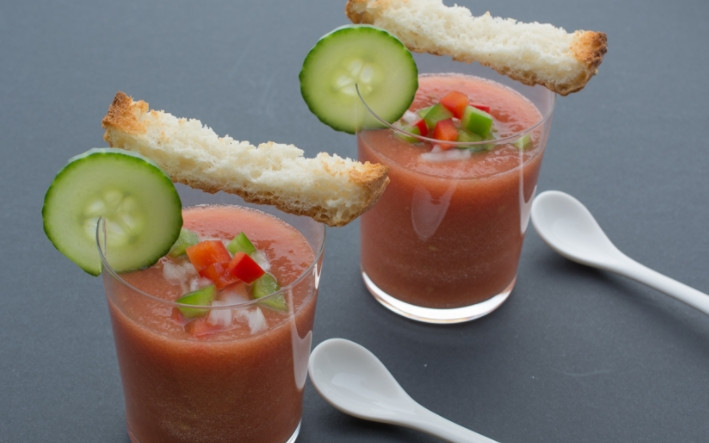 1. Этап. Томатный суп Гаспачо: 3. По вкусу посолите и влейте столовую ложку оливкового масла. Разлейте суп по формочкам, украсьте измельченными овощами и несколькими каплями оливкового масла.