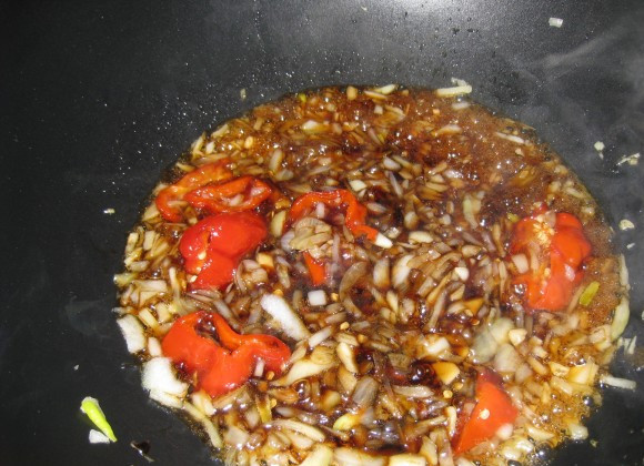 1. Этап. Острые свиные ребрышки: Добавляем нарезанный болгарский перчик и обжариваем 2-3 минуты.