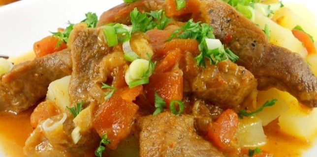 1. Этап. Тушеная свинина с подливкой: К столу подаем, присыпав измельченной зеленью. Приятного аппетита!