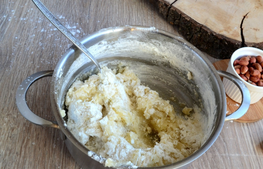 1. Этап. Торт Парижский коктейль: Для теста смешайте мед с сахаром, добавьте оливковое масло и воду. Хорошо перемешайте. Доведите до кипения, затем снимите жидкость с огня и быстро всыпьте муку, смешанную с содой. Хорошо перемешайте. Тесто заварится.