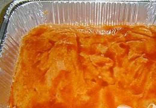 1. Этап. Мексиканская слоеная подлива: Достать блюдо для слоеного Дипа. Залить соус Тако.