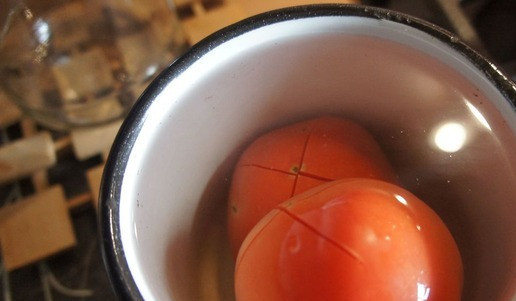 1. Этап. Гаспачо из свёклы: Болгарский перец запечь в духовке 20-25 минут. Затем поместить его в плошку, которая плотно закрывается на 5 минут. После этого очистить от кожицы и семян. На помидорах сделать крестообразные надрезы и опустить в кипяток на 2-3 минуты. Затем обдать холодной водой и очистить от кожицы. Нарезать.