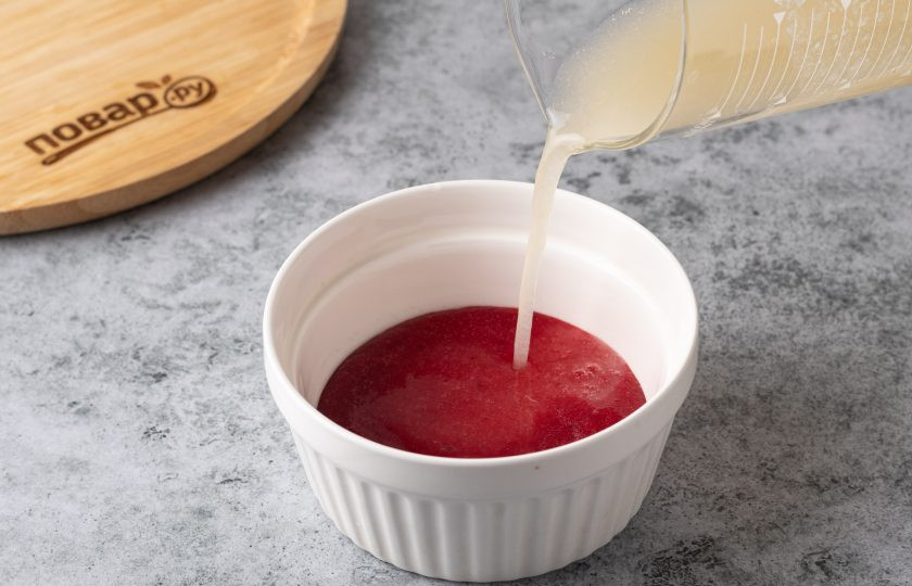 1. Этап. Грушевый коктейль с шампанским: Смешайте клюквенный сок с грушевым нектаром.