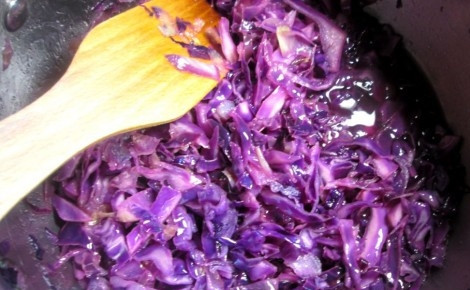 1. Этап. Суп из краснокочанной капусты: Обжарьте в масле лук до румяного цвета. Затем добавьте капусту. Готовьте овощи, помешивая, в течение 7 минут. Далее влейте вино и выпарите его.