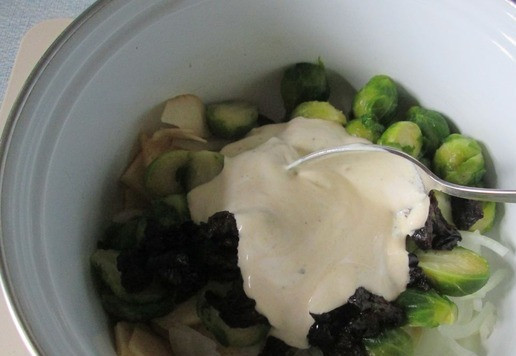 1. Этап. Салат из брюссельской капусты: Добавить соус к основе салата. Всё хорошо перемешать и дать немного постоять.