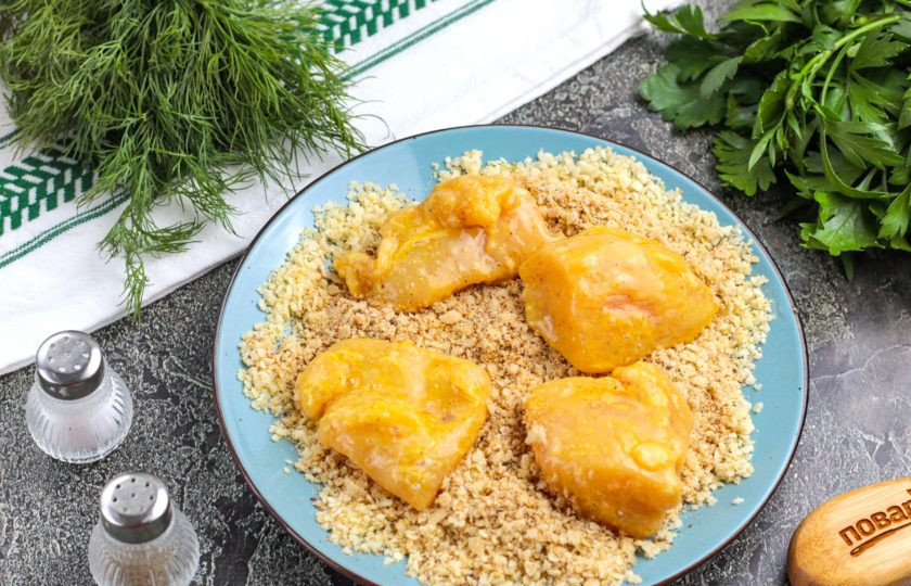 1. Этап. Наггетсы в аэрогриле: Панировочные сухари высыпьте в миску или на тарелку и сразу же обпанируйте в них заготовки наггетсов.