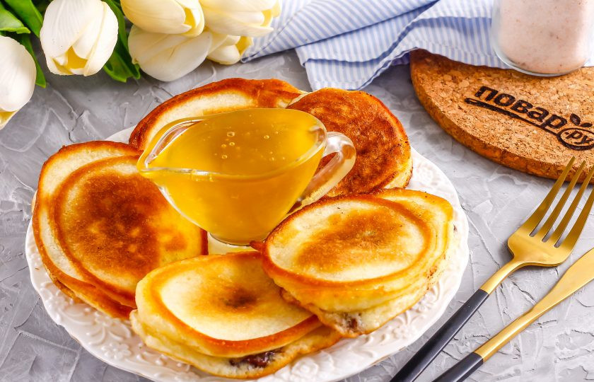 1. Этап. Оладьи с нутеллой: Выложите горячую выпечку на тарелку и подайте к столу с медом или сметаной любой жирности.