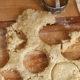 1. Этап. Овсяные лепешки с мускатным орехом: 2. Замесить тесто вручную или с помощью резинового шпателя от 8 до 10 раз. Выложить тесто на слегка посыпанную мукой рабочую поверхность и разделить его пополам. Сформировать из одной половины теста круг около 12 см в диаметре, разрезать на 6 ломтиков и положить на противень. Или раскатать теста и вырезать круглые лепешки с помощью формы. В этот момент лепешки могут быть герметично завернуты и заморожены на противне. Перед приготовлением не размораживайте лепешки - просто добавьте около 2 минут ко времени выпекания.