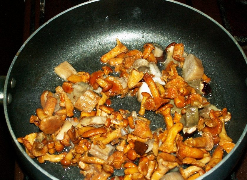 1. Этап. Подосиновики, тушеные в сметане: 4. Картофель выбираем на отдельное блюдо и на этой же сковороде обжариваем подосиновики и лисички практически до готовности.