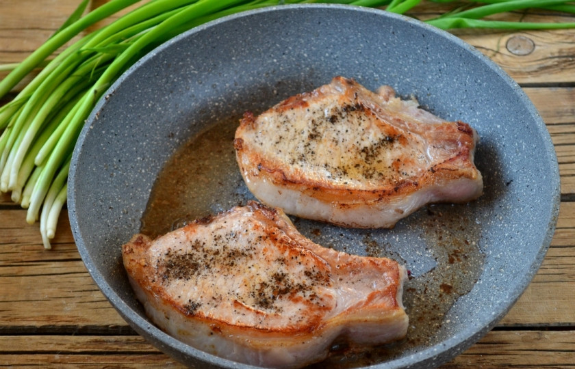 1. Этап. Отбивная из свинины на косточке: Обжарьте свинину с обеих сторон до золотистой корочки (примерно по 2-3 минуты с каждой стороны).