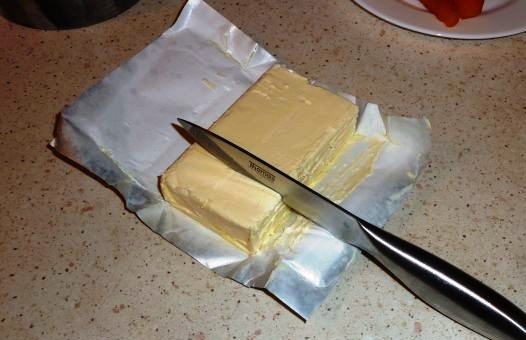1. Этап. Икра из селедки и моркови: Отрежьте кусочек масла нужного размера.
