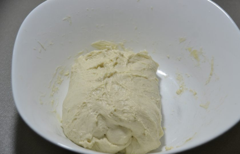 1. Этап. Пицца по-немецки: В процессе расстойки теста, с интервалом в 30-40 минут, сделайте две обминки, методом 