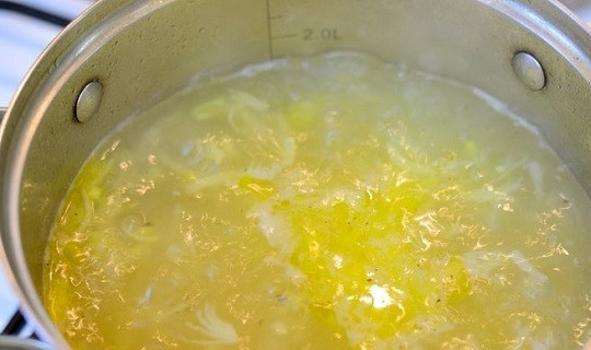 1. Этап. Уха из форели по-фински: 6. Выложите в кастрюлю рыбу, добавьте для аромата лавровый лист и варите еще буквально минут 5.