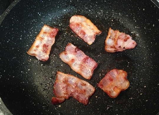 1. Этап. Пряный картофельный суп: 6. На сухой сковороде обжариваем кусочки бекона.