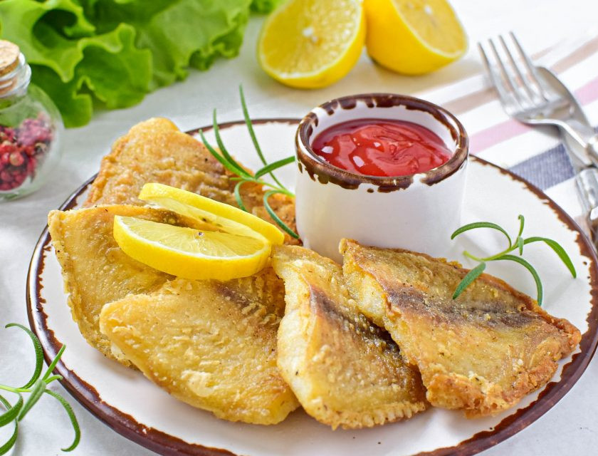 1. Этап. Филе тилапии в муке на сковороде: Готовую рыбу снимите со сковороды и выложите на тарелку. Можно дополнить гарниром или соусом.